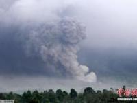 印度尼西亚塞梅鲁火山喷发 警戒级别已调至最高(图)